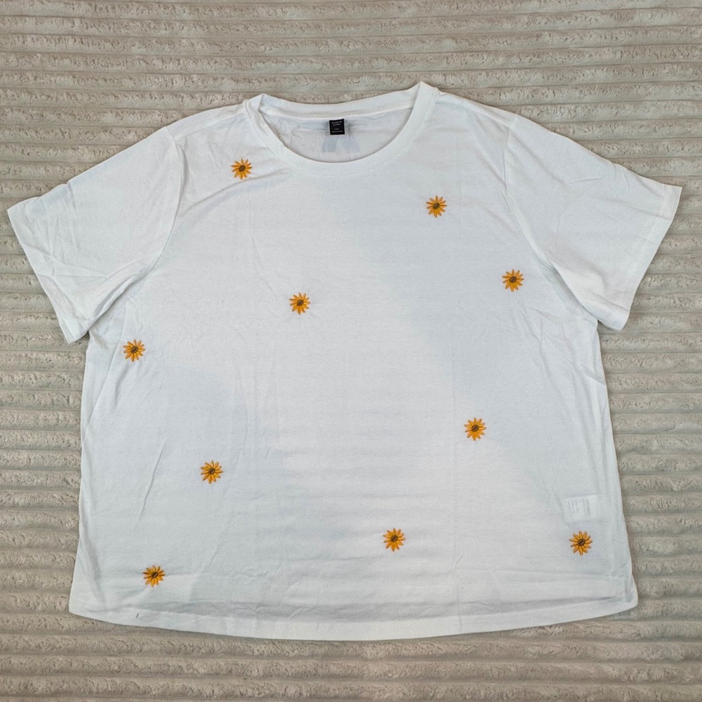 NEW Shein Curve Women's 4XL White Embroidered Sunflowers Short‎ Sleeve T Shirt